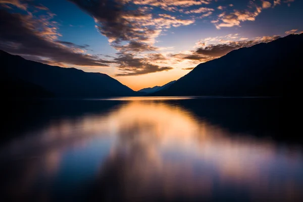 Puesta de sol sobre el lago Crescent, en el Parque Nacional Olímpico, Washington . — Foto de Stock