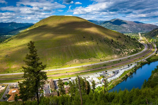 Veduta di una grande collina e del fiume Clark Fork, a Missoula, Mont — Foto Stock