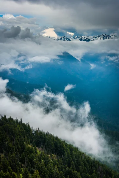 Uitzicht op bergen en lage wolken van orkaan Ridge, in Olympi — Stockfoto