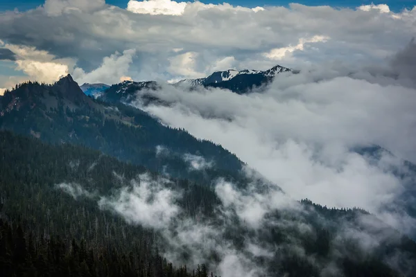 Uitzicht op bergen en lage wolken van orkaan Ridge, in Olympi — Stockfoto