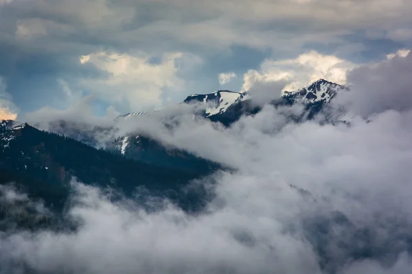 Vista das montanhas olímpicas nevadas e nuvens baixas de Hurrican — Fotografia de Stock