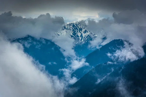 Vista das montanhas olímpicas nevadas e nuvens baixas de Hurrican — Fotografia de Stock