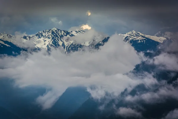 Vista das montanhas olímpicas nevadas e nuvens baixas de Hurrican — Fotografia de Stock