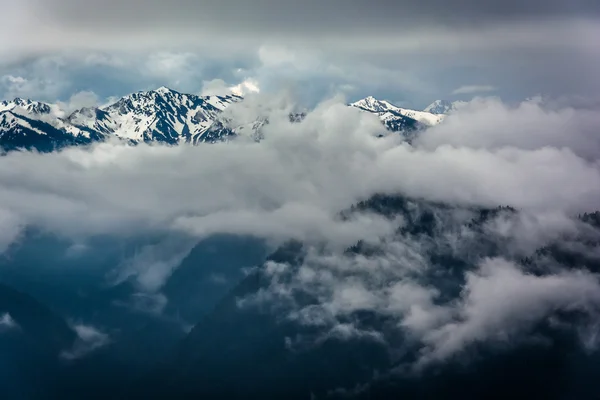 Vista das montanhas olímpicas nevadas e nuvens baixas de Hurrican — Fotografia de Stock