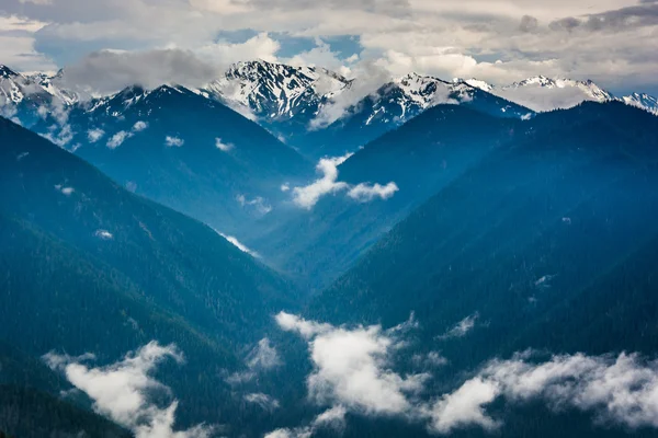 Vista das montanhas olímpicas nevadas e nuvens baixas de Hurrican — Fotografia de Stock