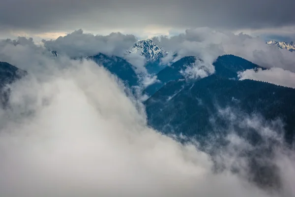 Widok na ośnieżone góry Olimpijskie i niskie chmury z Hurrican — Zdjęcie stockowe