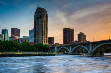 Günbatımı Minneapolis manzarası ve Mississippi Nehri, Mi