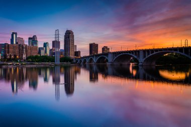 Günbatımı Minneapolis manzarası ve Mississippi Nehri, Mi