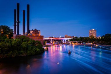 Mississippi Nehri'nin hemen hemen taş kemer köprü görünümü