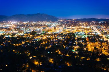 Mount Rubidoux Park, şehir, Riverside'dan görünümünü gece ben