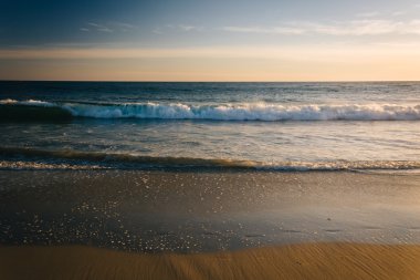 Laguna Beach, California Pasifik Okyanusu'nda dalgalarda.