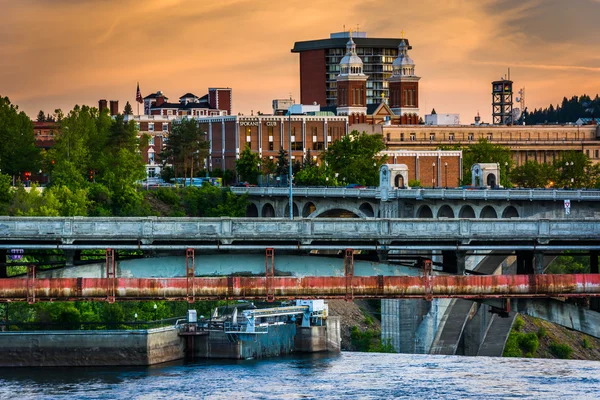 Bridges over the Spokane River and buildings at sunset, in Spoka — Stock Photo, Image