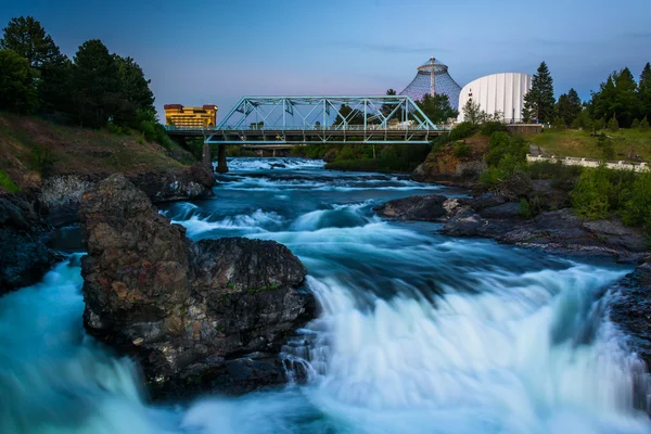 Spokane Falls i Howard Bridge Street w Spokane, Washingto — Zdjęcie stockowe