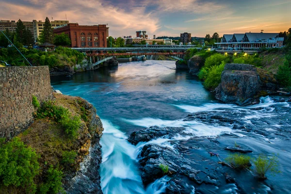 Spokane Falls ve Spokane, Washington binaların görünümü.