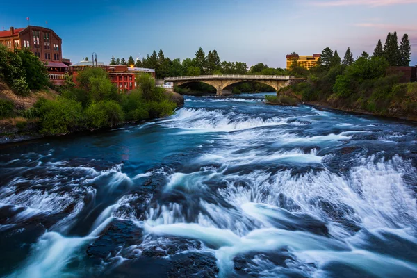 Spokane Falls au coucher du soleil, à Spokane, Washington . — Photo