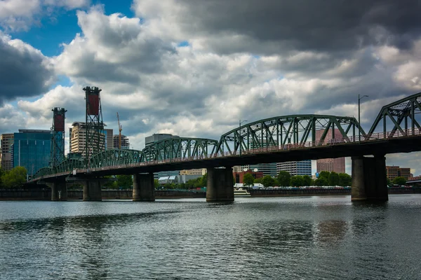 A ponte Hawthorne sobre o rio Williamette, em Portland, ou — Fotografia de Stock