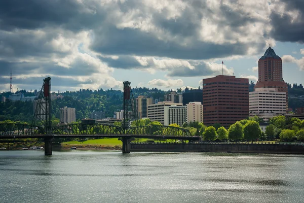 A ponte Hawthorne sobre o rio Williamette e edifícios em — Fotografia de Stock