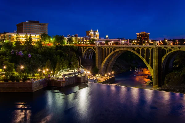 The Monroe Street Dam and bridge at night, in Spokane, Washingto — Stock Photo, Image