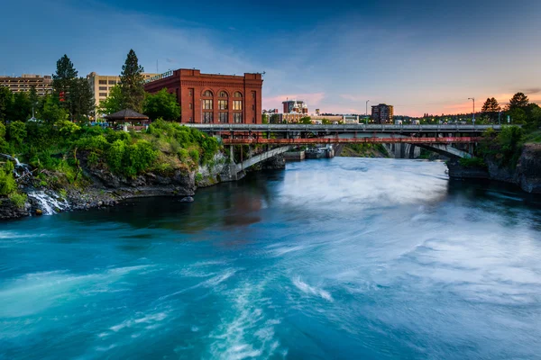 Řece Spokane při západu slunce, v Spokane, Washington. — Stock fotografie