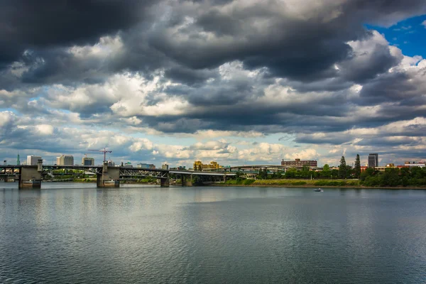 Portland, Oregon Williamette nehir. — Stok fotoğraf