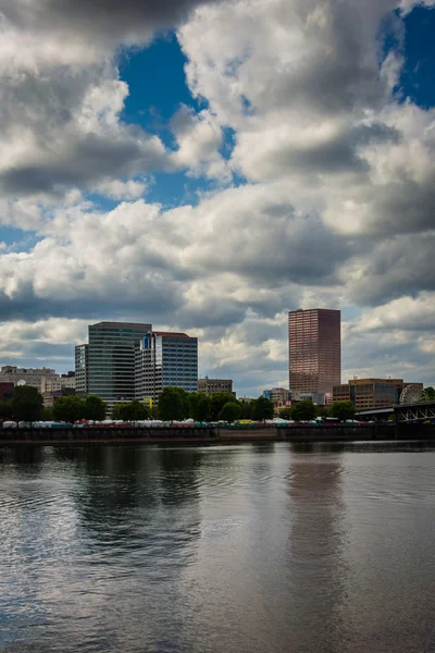 A Williamette folyó és a Portland, Oregon épületek. — Stock Fotó