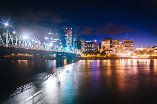 The skyline and Hawthorne Bridge over the Williamette River at n — Stock Photo, Image