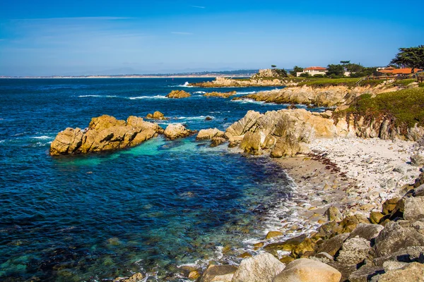 Widok na skaliste wybrzeże w Pacific Grove, Kalifornia. — Zdjęcie stockowe