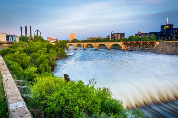 Damm auf dem mississippi Fluss und der steinernen Bogenbrücke, in minne — Stockfoto