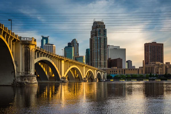 Luz de la noche en el puente de la avenida central y skyli de Minneapolis —  Fotos de Stock