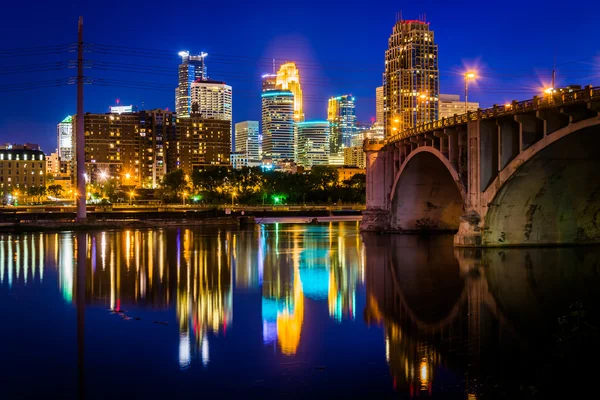 El Puente de la Avenida Central y el horizonte que se reflejan en los Mississi — Foto de Stock