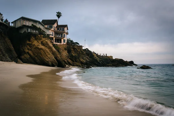 Scogliere e case a Woods Cove, a Laguna Beach, California . — Foto Stock