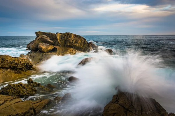 Stenar och vågor i Stilla havet vid monumentet punkt, Heisler — Stockfoto