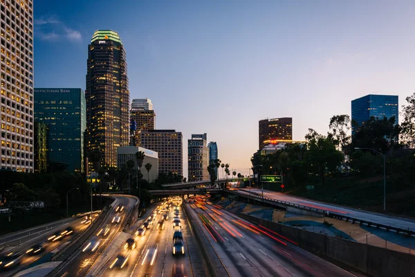 Trafik på motorväg 110 och Los Angeles Skyline i solnedgången — Stockfoto