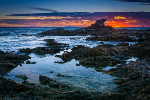 Příliv fondy při západu slunce, na malé pláži Corona, v Corona del Mar, — Stock fotografie