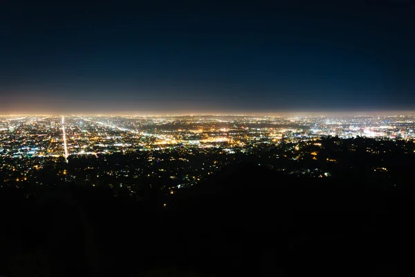 Blick auf los angeles bei Nacht, von der Greifvogelwarte aus gesehen, in — Stockfoto