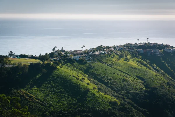 Vista de colinas verdes e casas com vista para o Oceano Pacífico, em — Fotografia de Stock