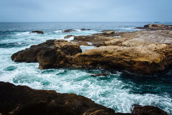 观岩与在点罗伯士 Stat 太平洋海洋里的波浪 — 图库照片