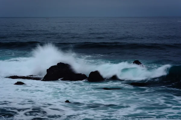 Волны и камни в Тихом океане, в Пасифик Гроув, штат Калифорния — стоковое фото