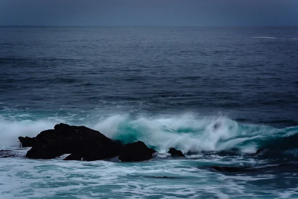Vlny a skály v Tichém oceánu, v Pacific Grove, Californ — Stock fotografie