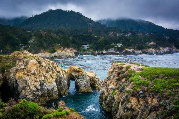 Weergave van de rotsachtige kust van de Stille Oceaan, op punt Lobos staat natuurlijke Re — Stockfoto