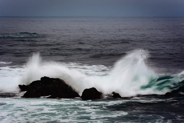 Ondas e rochas no Oceano Pacífico, em Pacific Grove, Califórnia — Fotografia de Stock