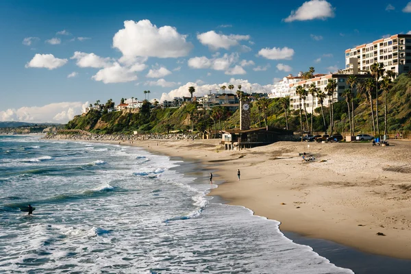 Golven in de Stille Oceaan en uitzicht op het strand in San Clemente — Stockfoto