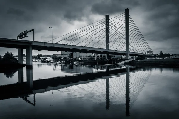 Pont à haubans au-dessus de la voie navigable Thea Foss, Tacoma, Washington — Photo