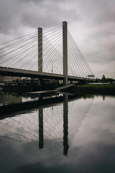 Pont à haubans au-dessus de la voie navigable Thea Foss, Tacoma, Washington — Photo