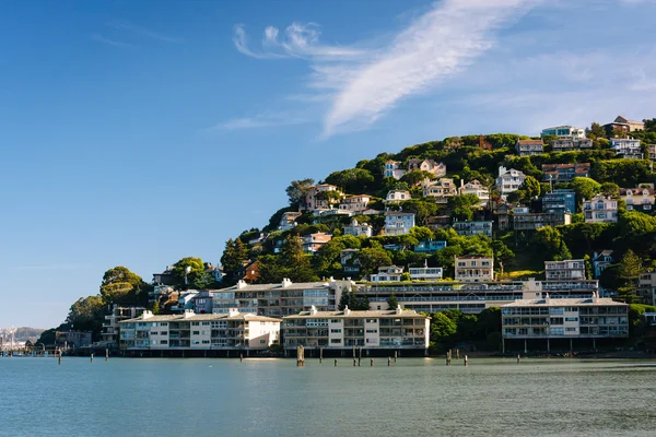 Будинки на схилі пагорба в Sausalito, штат Каліфорнія. — стокове фото