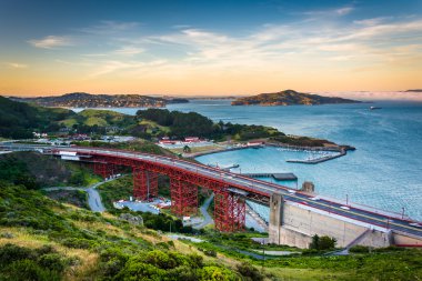 Pil Spencer, altın dan San Francisco Körfezi gün batımı görünümü