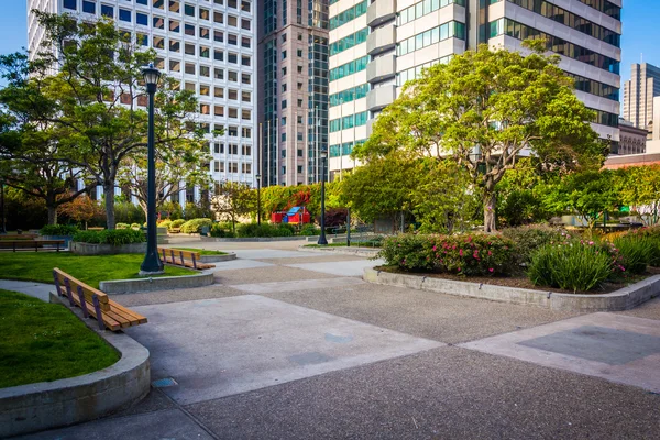 Moderna byggnader och park på St Mary's Square i San Francisco — Stockfoto