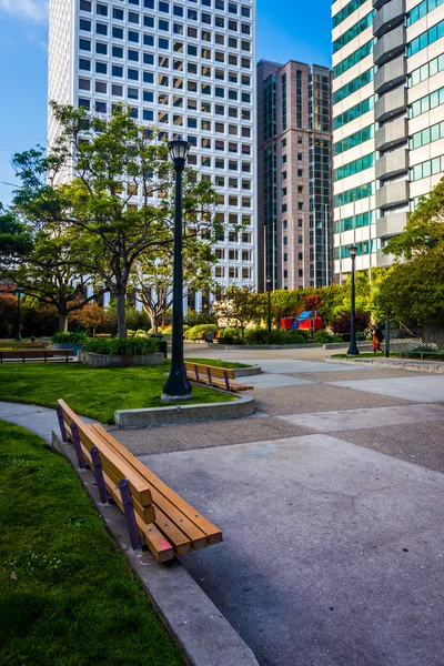 Modern buildings and park at St. Mary's Square, in San Francisco — Stock Photo, Image