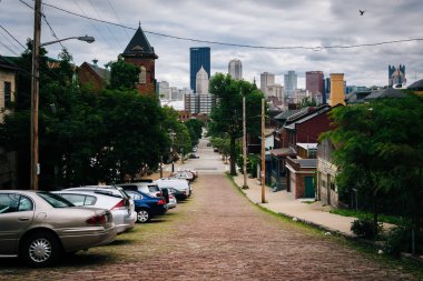Orta cadde ve manzarası Pittsburgh, Pennsylvani görünümünü