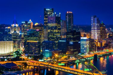 Pittsburgh Duquesne eğim tepesinden gece görünümü